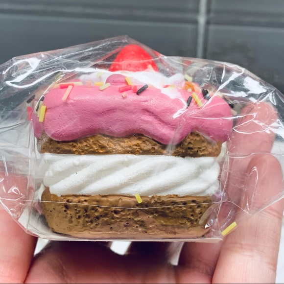 Hello Kitty strawberry cake squishy ball chain - Picture 2 of 6